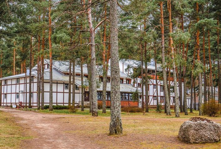Отель "Арль" + Загородный отель "Плесков" 3*